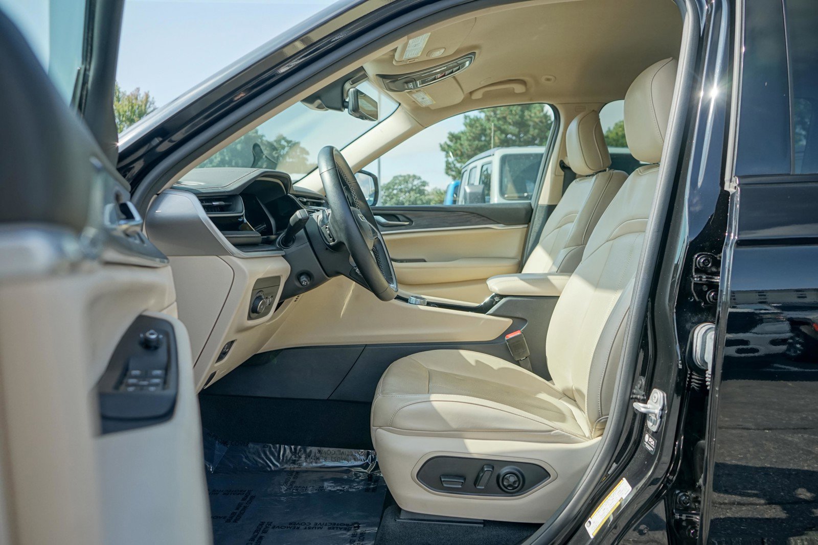 Used 2022 Jeep Grand Cherokee L Limited w/ Luxury Tech Group II image 13