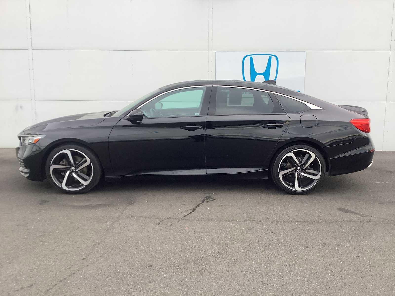 Used 2018 Honda Accord Sport image 2