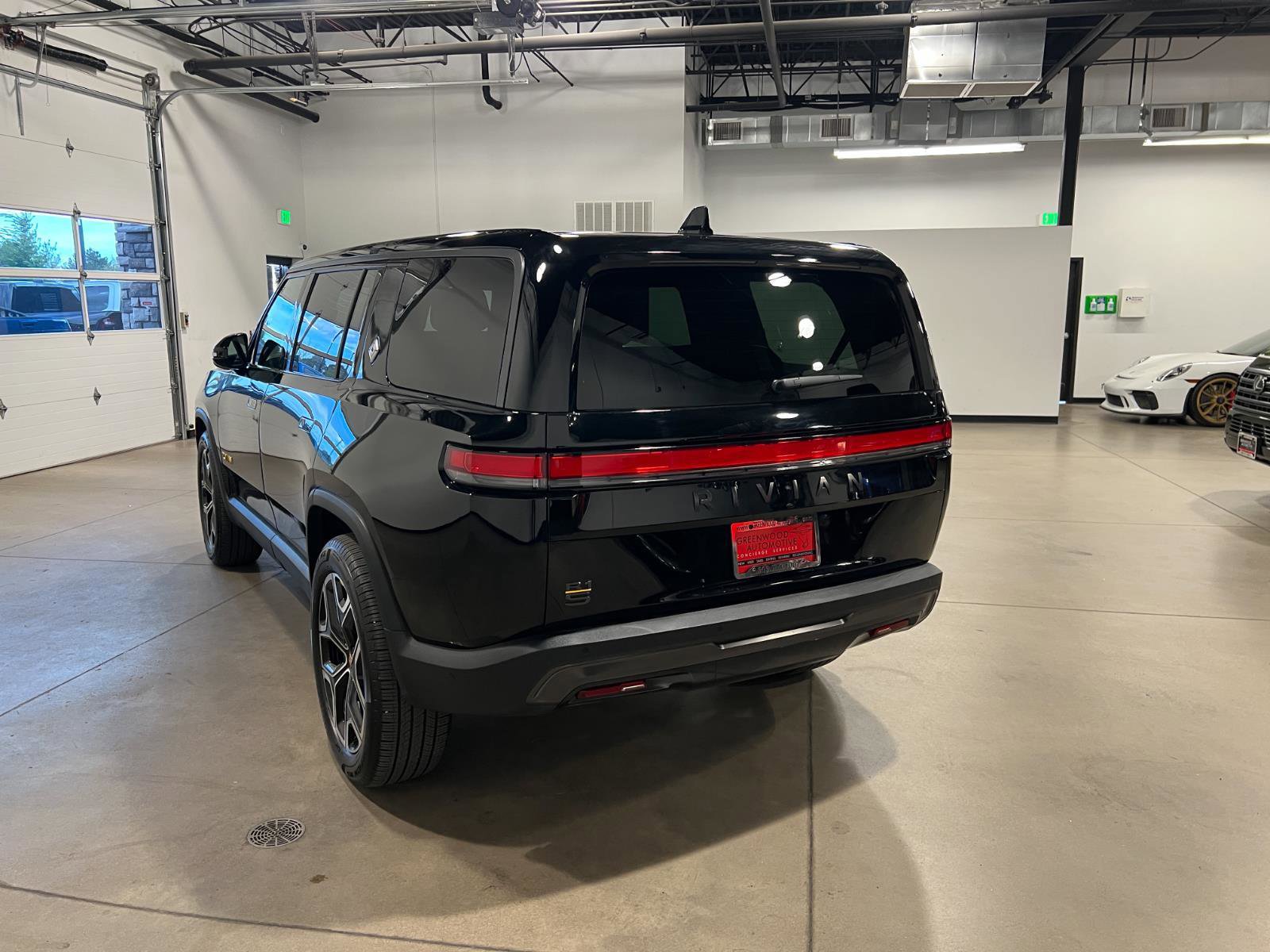 Used 2025 Rivian R1S Premium image 5