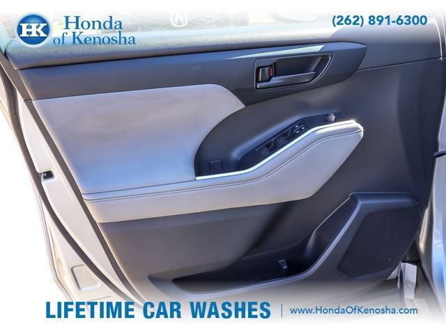 Used 2022 Toyota Highlander LE AWD/4WD image 18