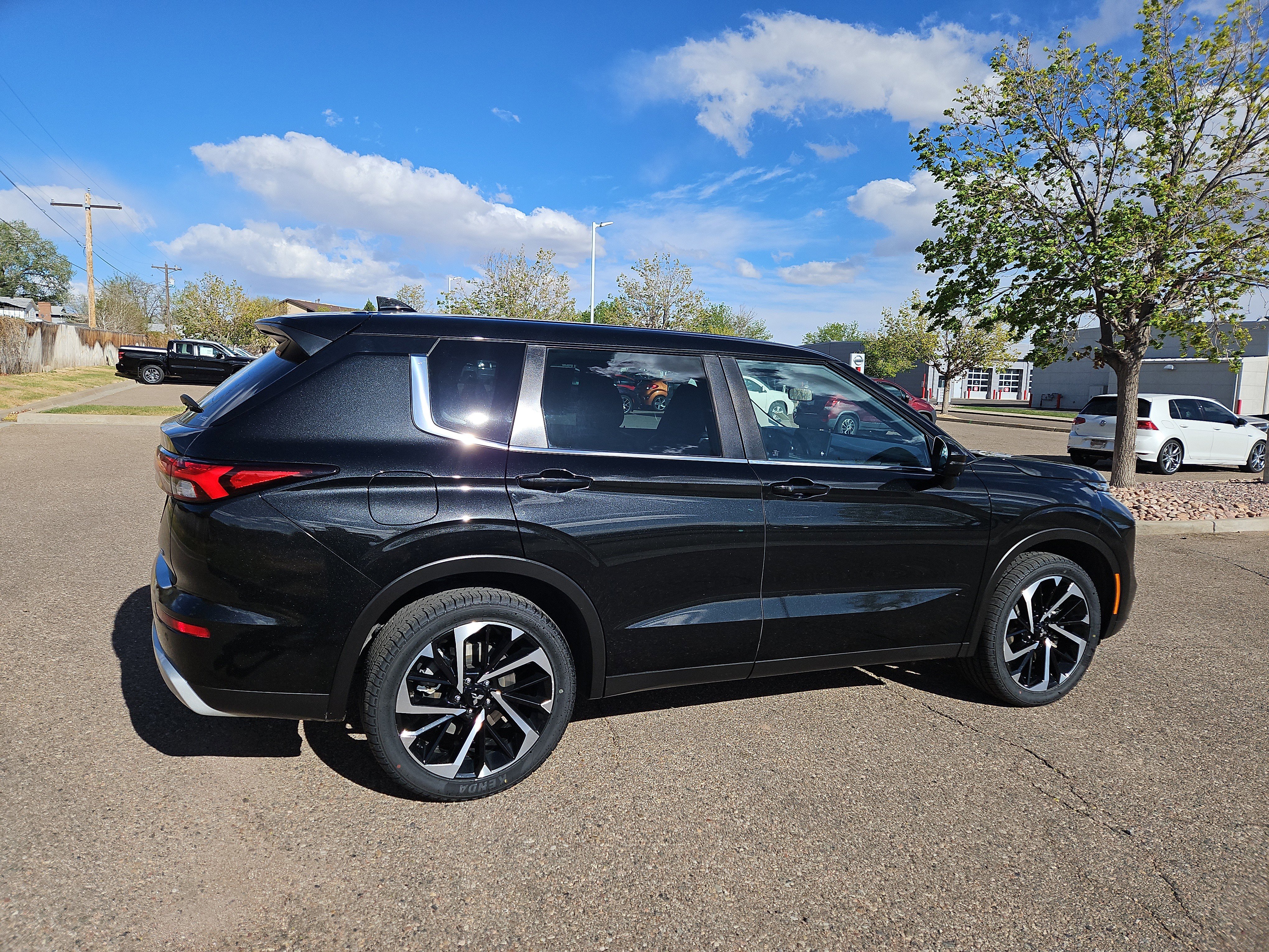 Used 2023 Mitsubishi Outlander SE image 3