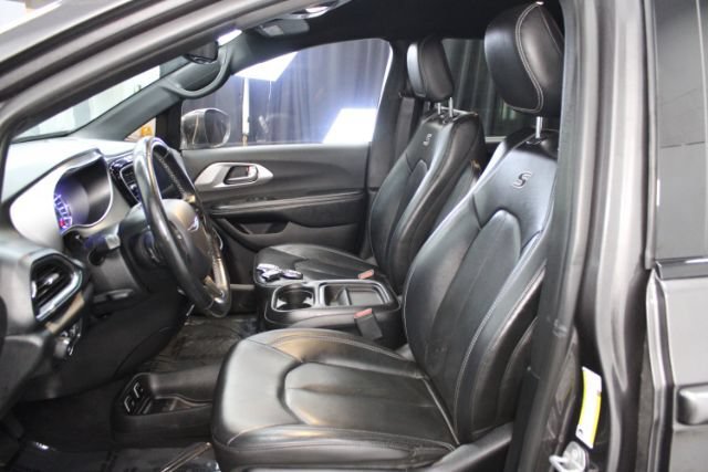 Used 2019 Chrysler Pacifica Touring-L w/ S Appearance Package FWD image 10