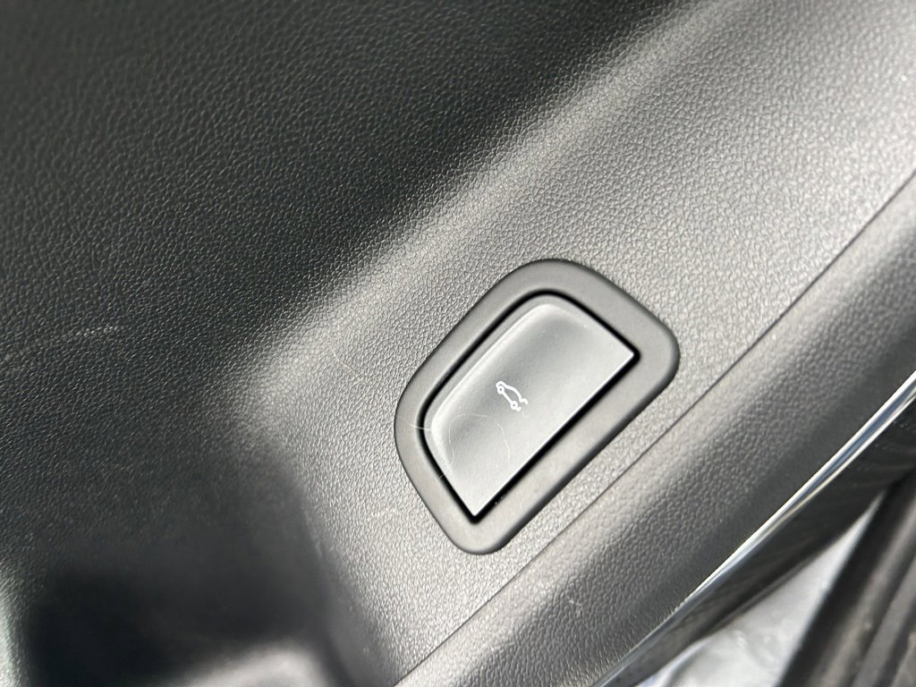 Used 2025 Chevrolet Traverse RS image 48