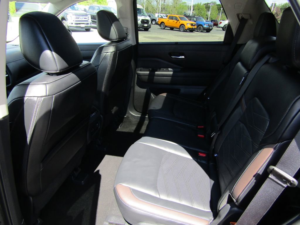 Used 2025 Nissan Pathfinder Platinum w/ Cargo Package AWD/4WD image 17