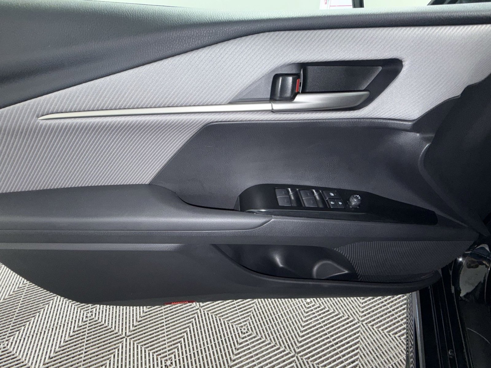 Used 2025 Toyota Camry SE w/ Multimedia Upgrade Package image 15