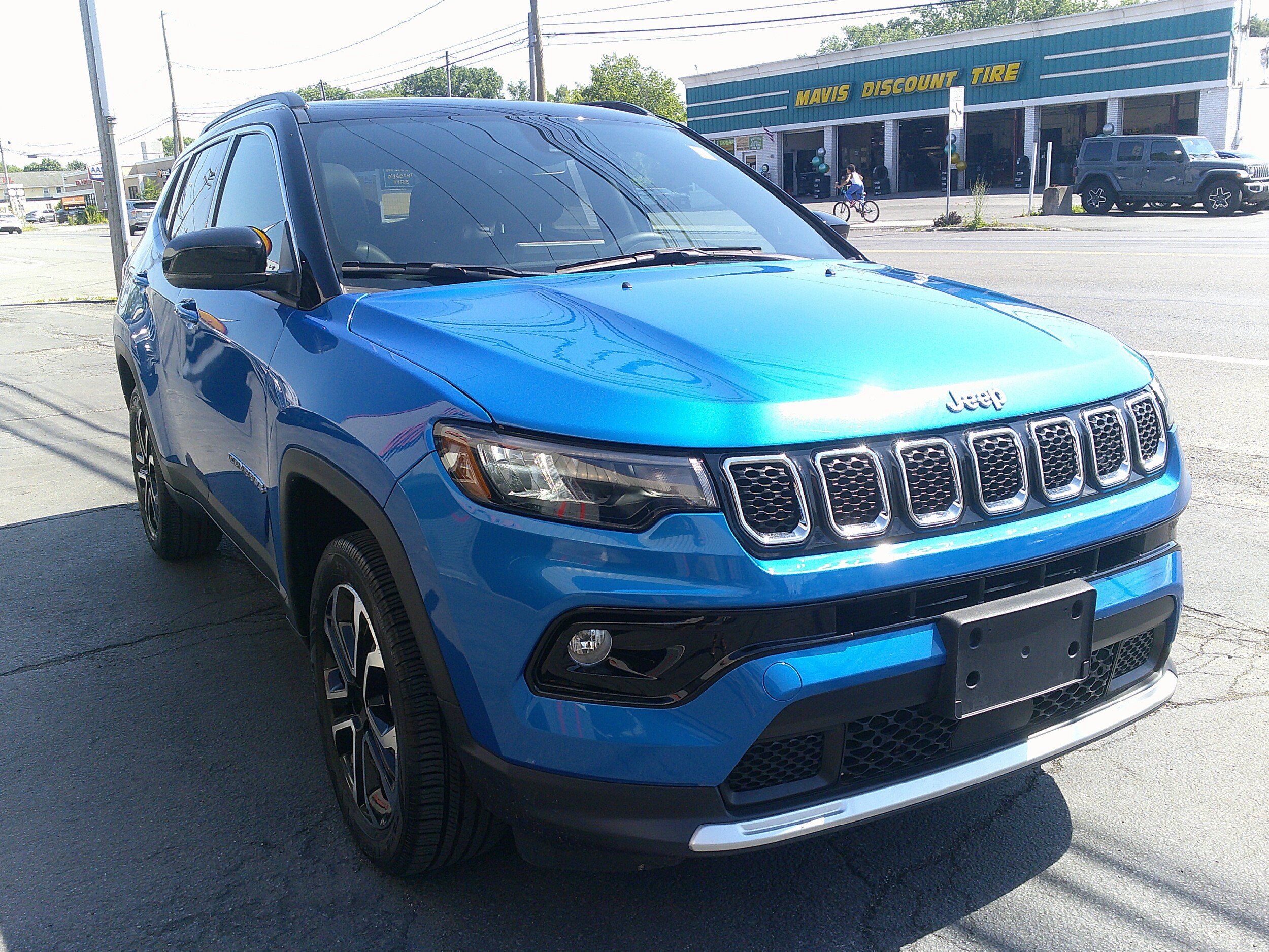 Used 2023 Jeep Compass Limited w/ Sun and Sound Group AWD/4WD image 10