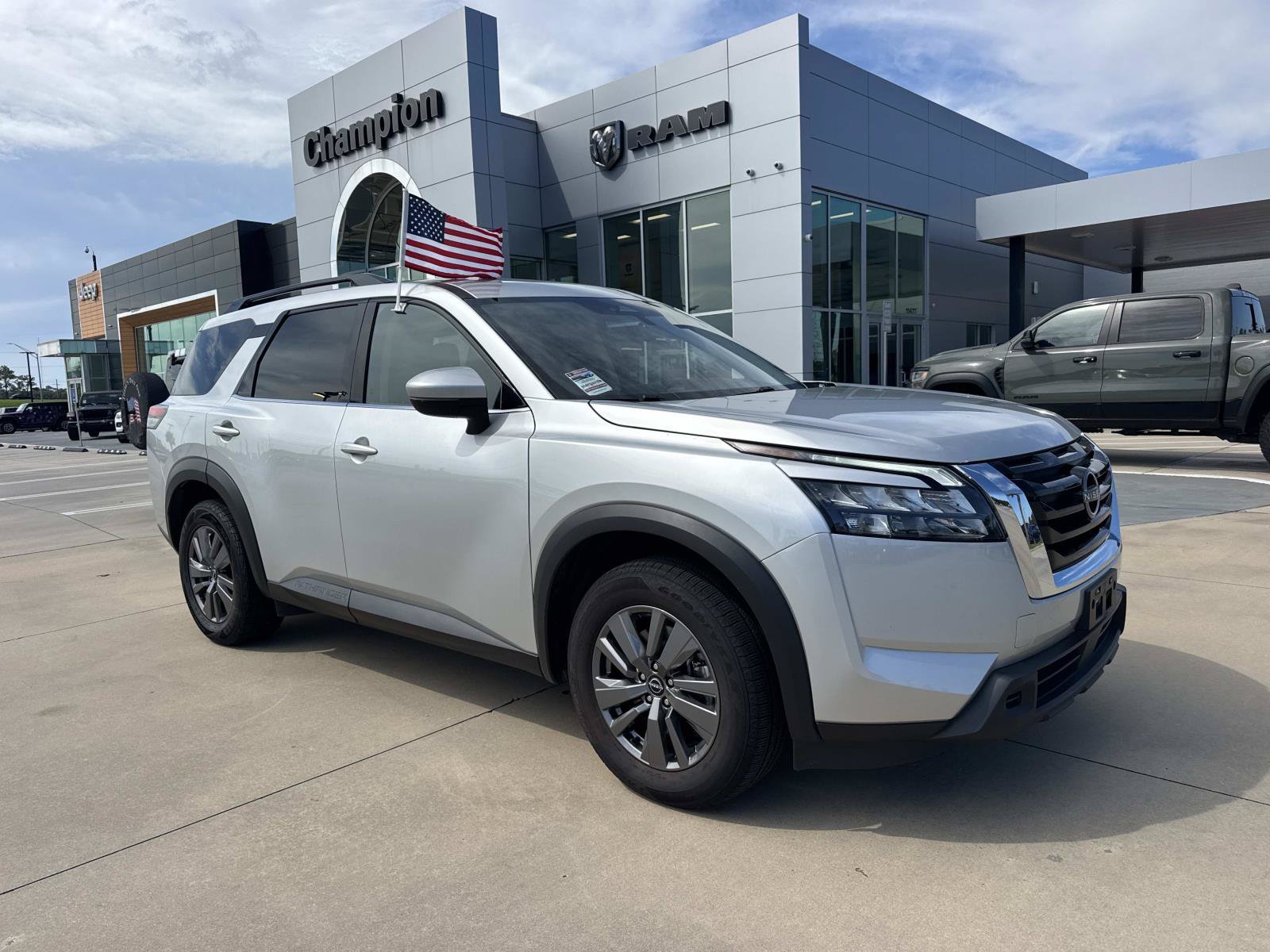 Used 2024 Nissan Pathfinder SV FWD image 1