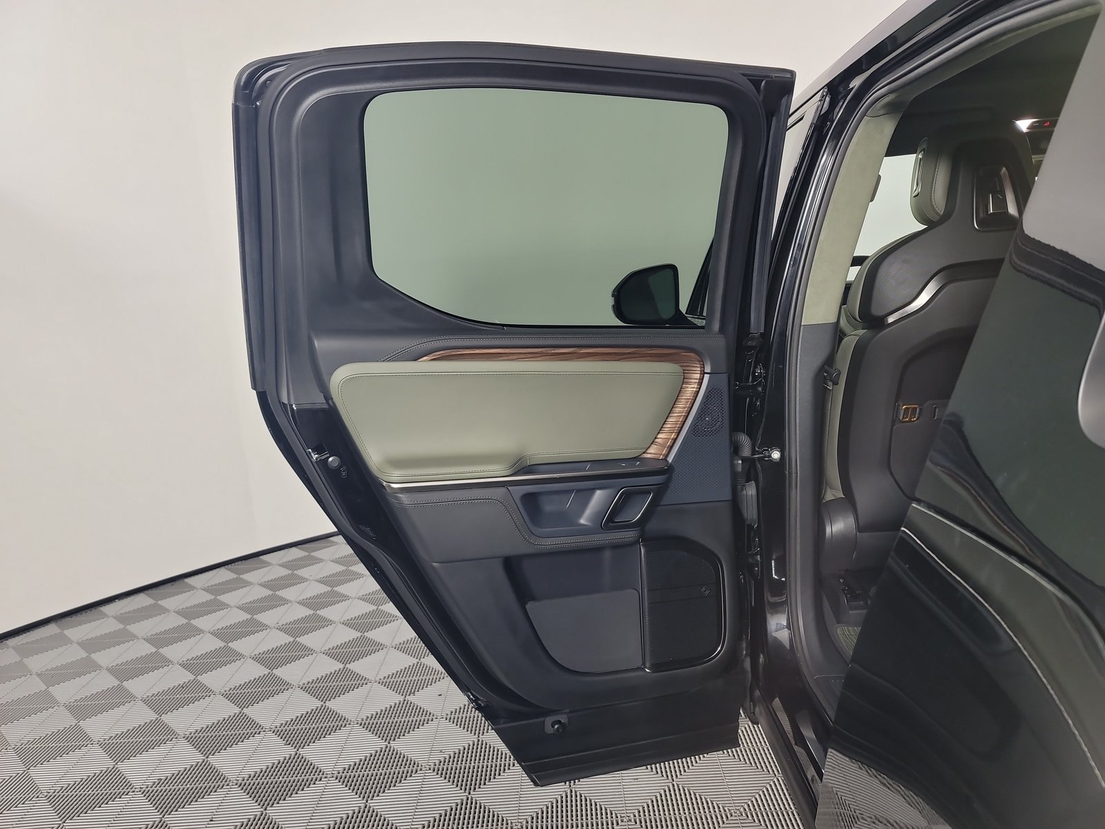 Used 2024 Rivian R1T Adventure Dual AWD/4WD image 17