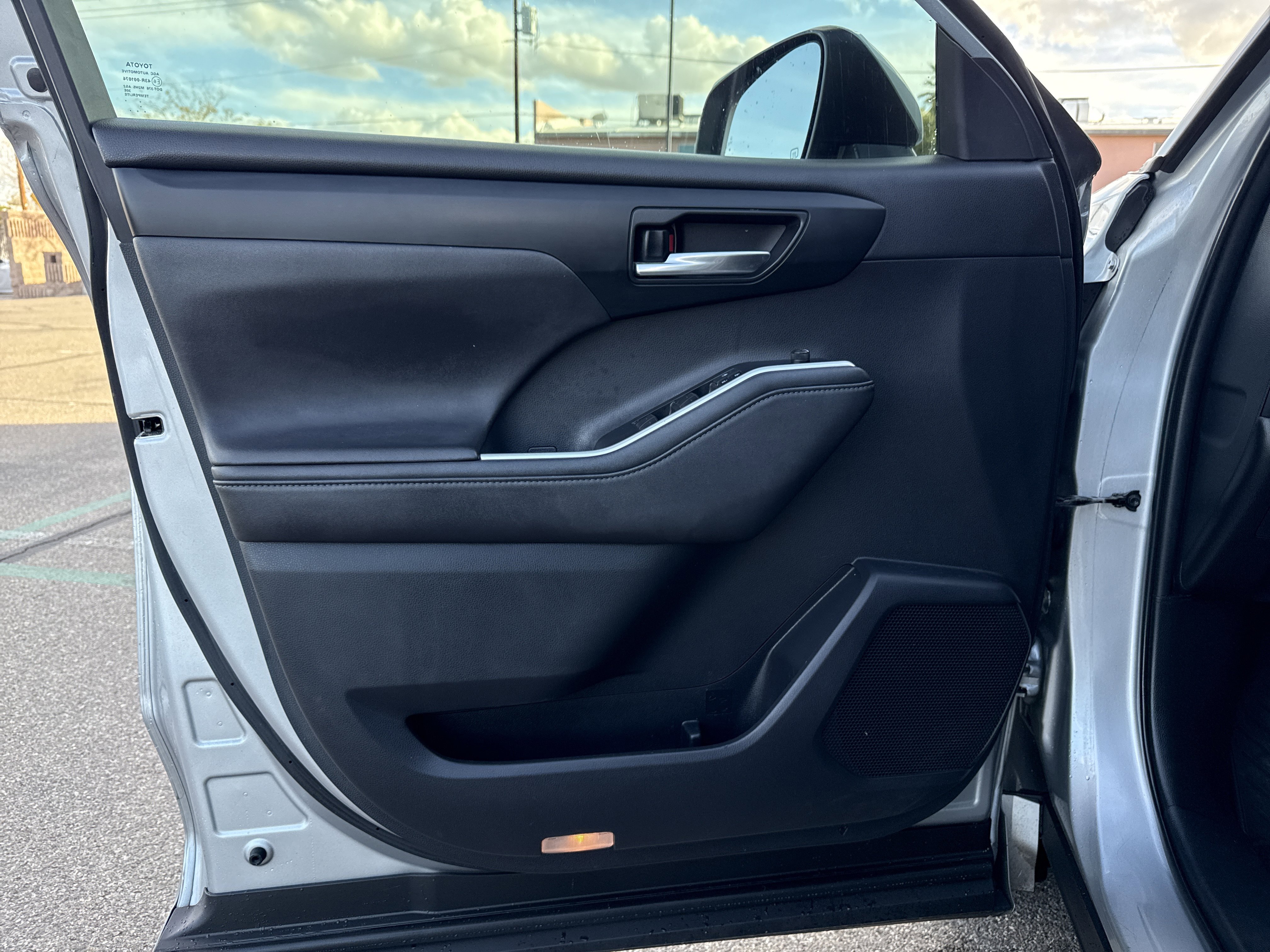 Used 2020 Toyota Highlander XLE image 9