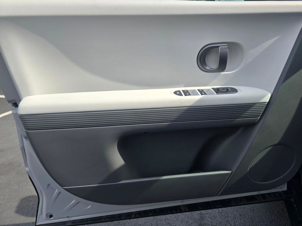 New 2025 Hyundai Ioniq 5 SE image 30