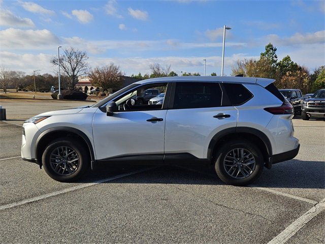 Used 2025 Nissan Rogue S image 4