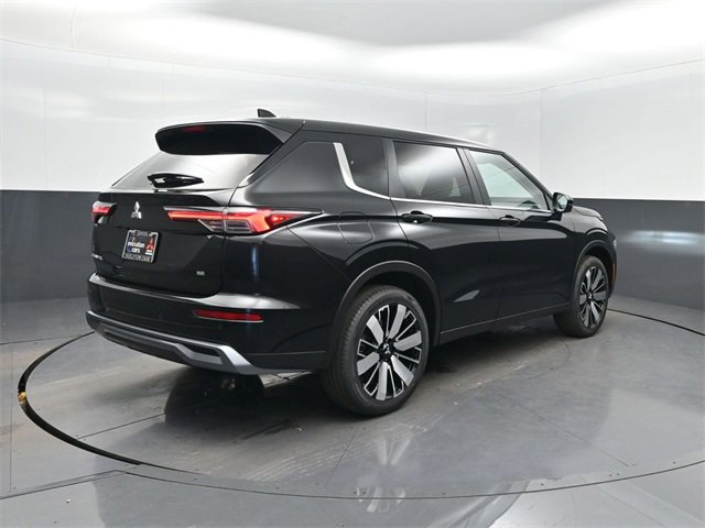 New 2025 Mitsubishi Outlander SE image 32