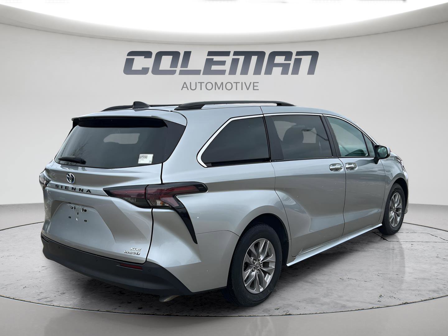 Used 2024 Toyota Sienna XLE FWD image 3