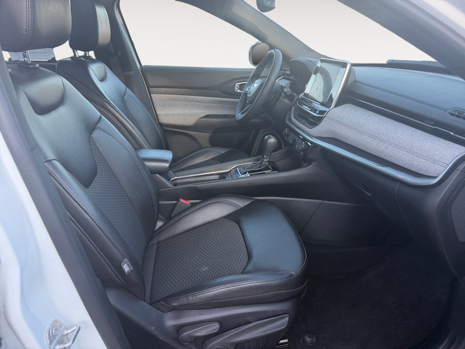 Used 2025 Jeep Compass Latitude w/ Sun & Sound Group AWD/4WD image 15