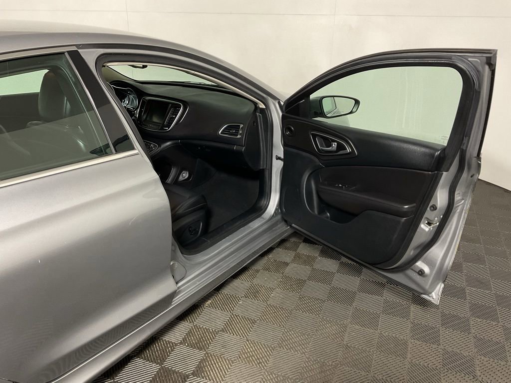 Used 2017 Chrysler 200 Limited Platinum FWD image 36