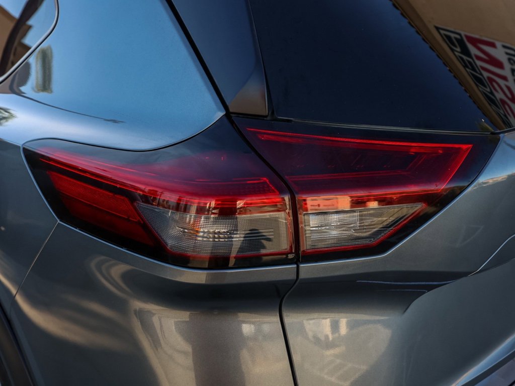 Used 2023 Nissan Rogue SV image 7