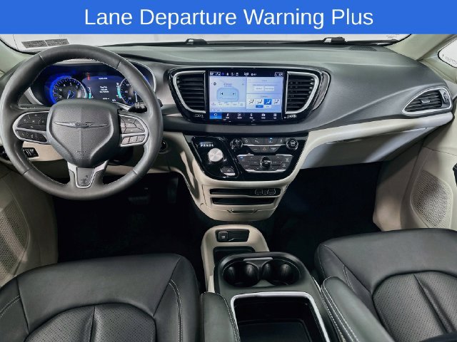 Used 2024 Chrysler Pacifica Touring-L FWD image 19