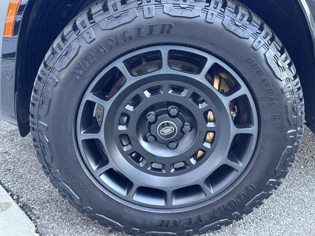 Used 2025 Land Rover Defender 110 image 12