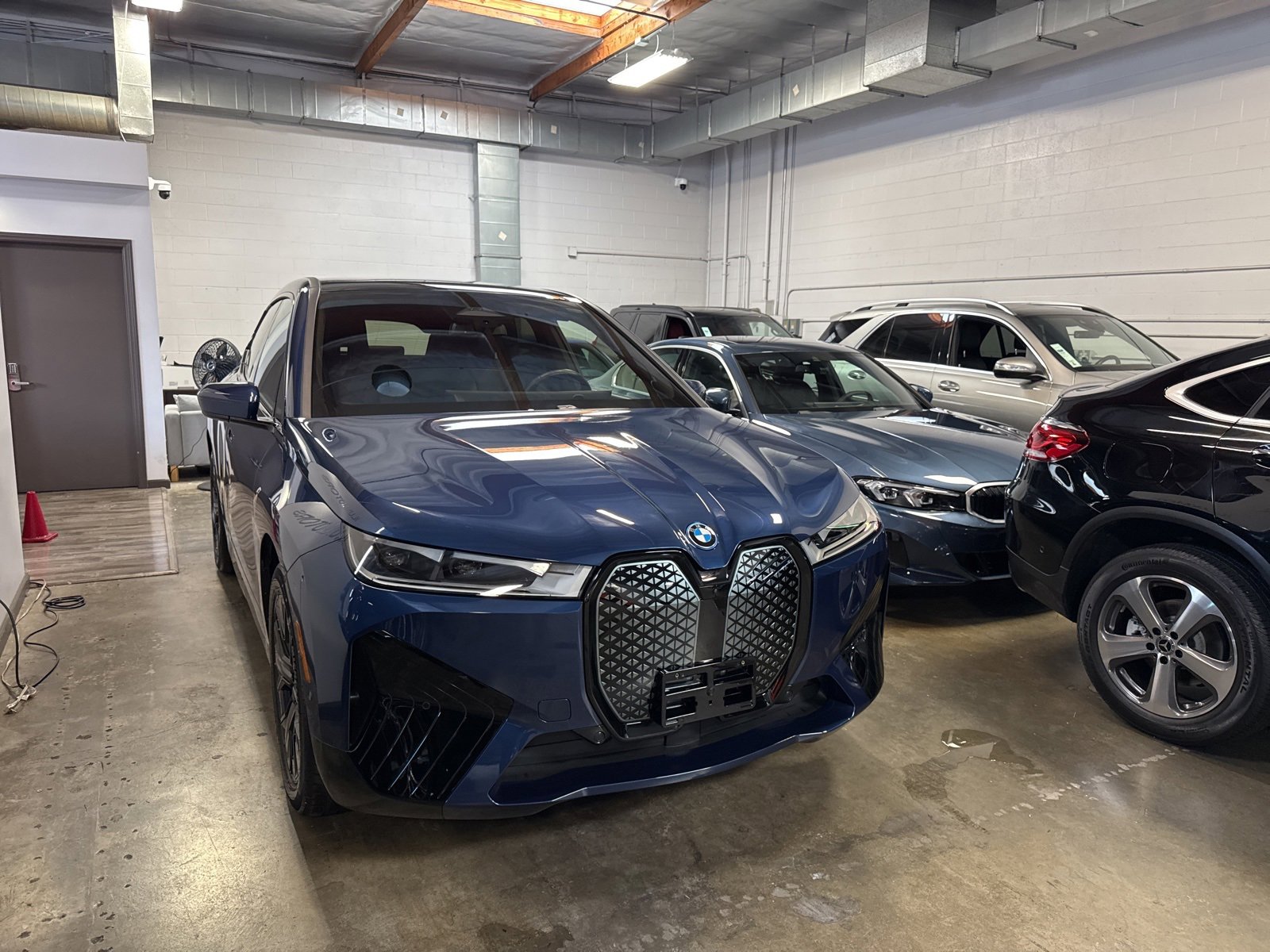 Used 2025 BMW iX xDrive50 w/ Premium Package image 3