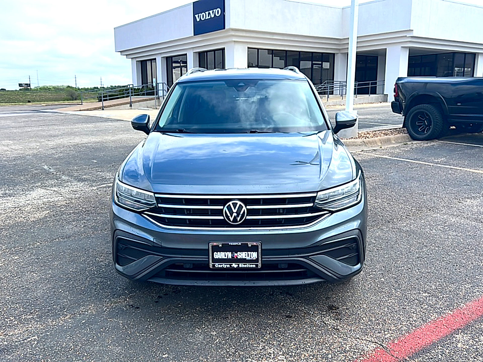 Used 2022 Volkswagen Tiguan SE image 2