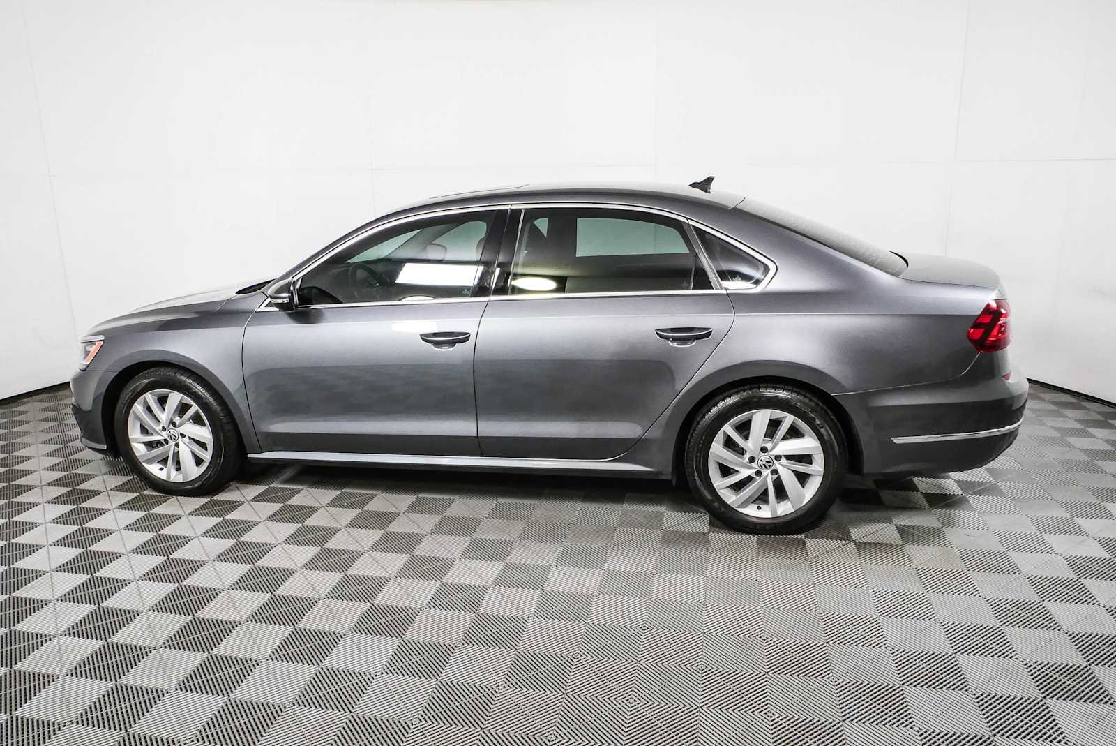 Used 2018 Volkswagen Passat 2.0T SE FWD image 28