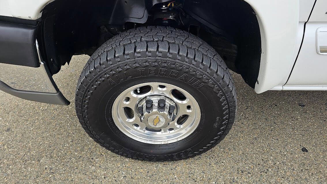 Used 2004 Chevrolet Silverado 2500 LT w/ Skid Plate Package image 9