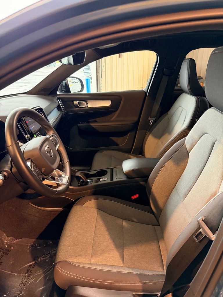 Used 2024 Volvo XC40 B5 Core image 9
