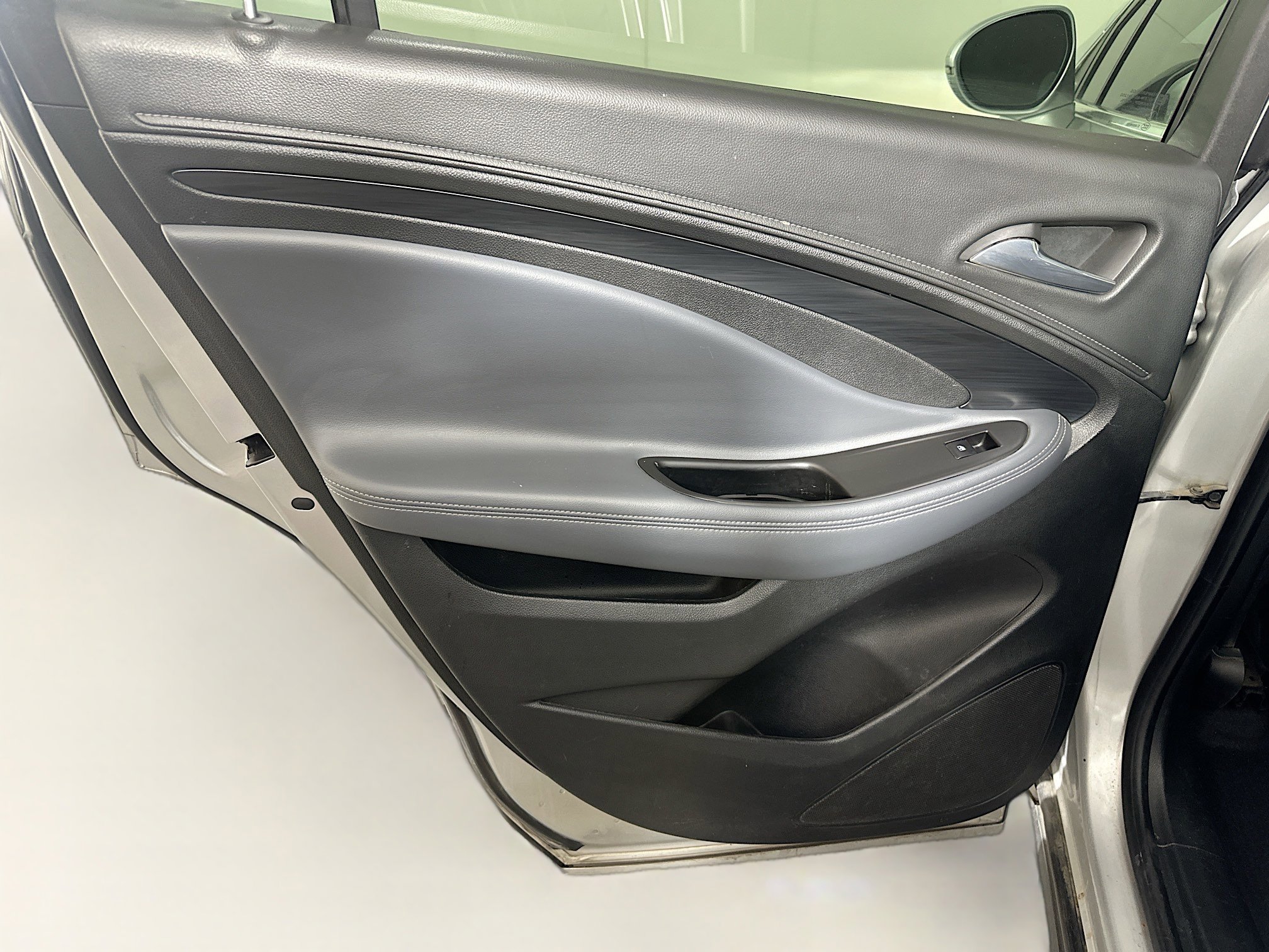 Used 2019 Buick Envision Essence FWD image 27