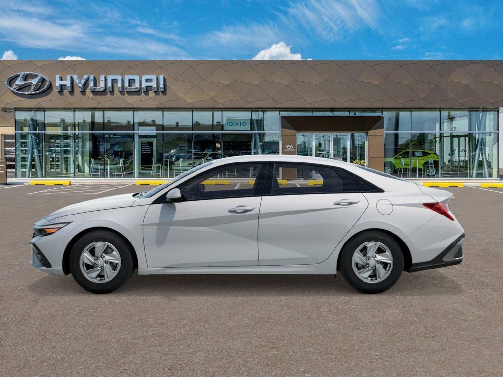New 2026 Hyundai Elantra SE FWD image 4