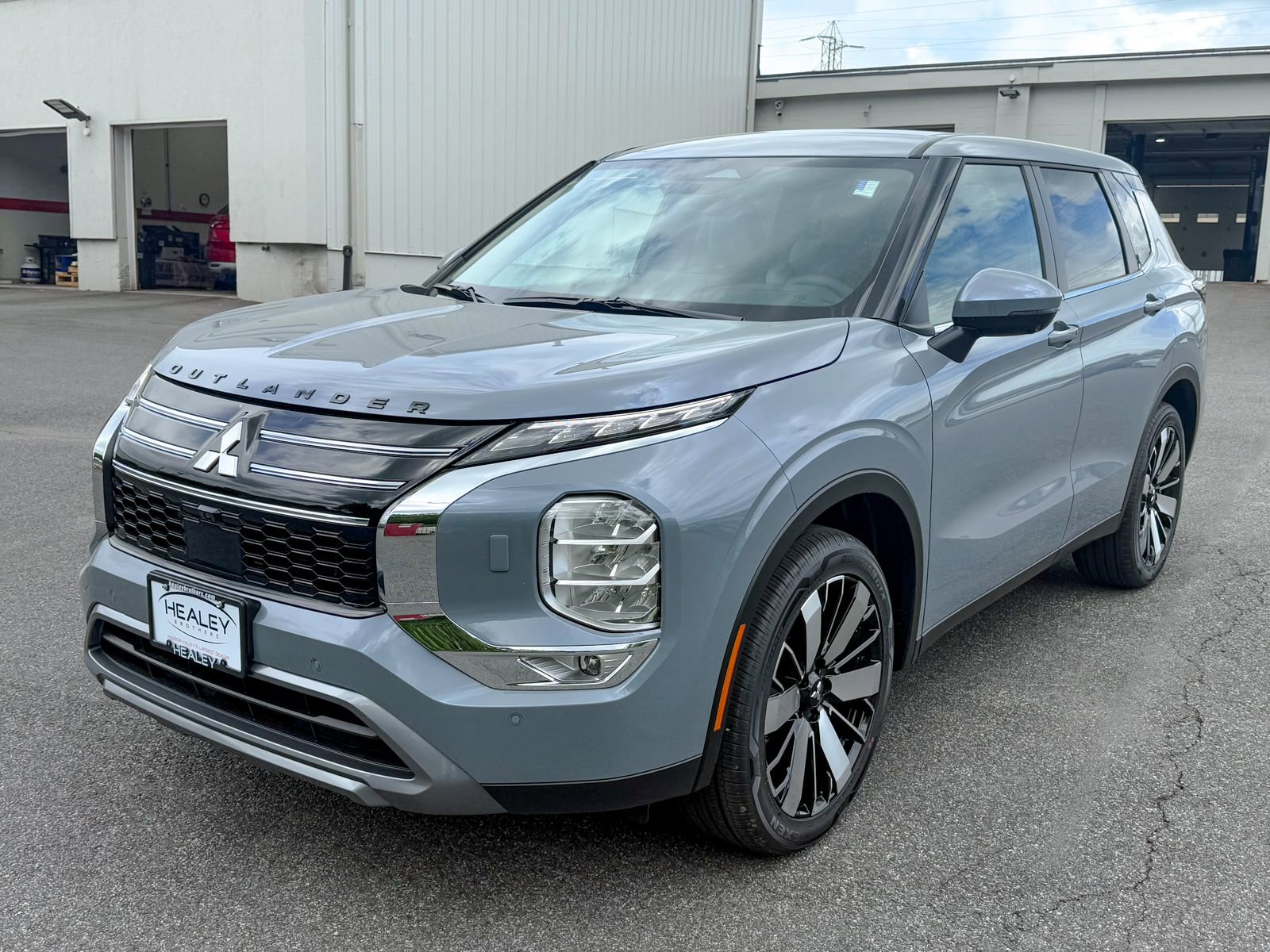 New 2026 Mitsubishi Outlander AWD image 3