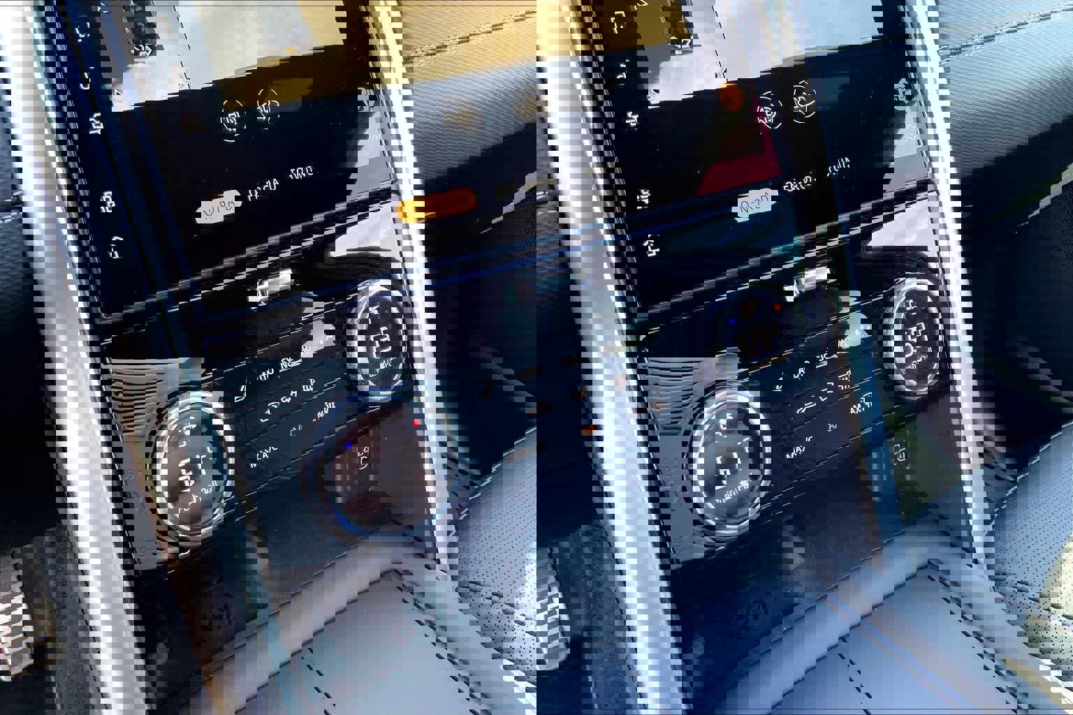 Used 2023 Land Rover Discovery Metropolitan Edition image 31