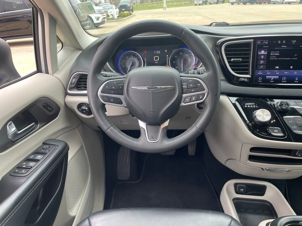 Used 2023 Chrysler Pacifica Touring-L image 13