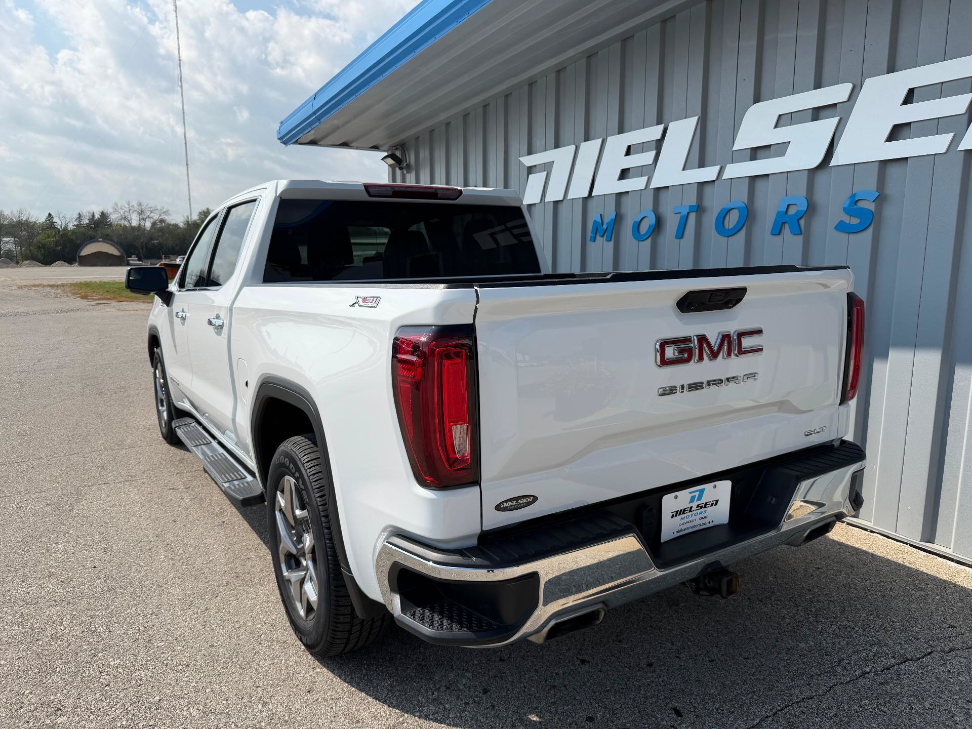 Used 2023 GMC Sierra 1500 SLT AWD/4WD image 9