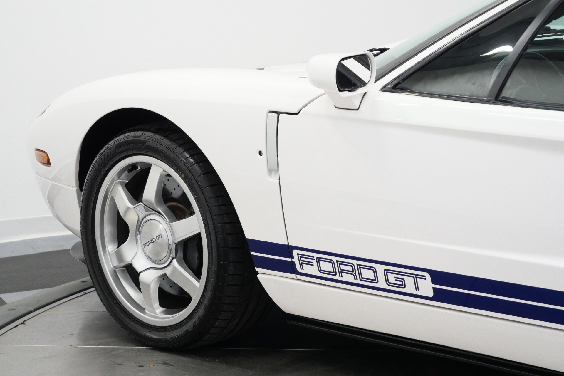 Used 2005 Ford GT image 37