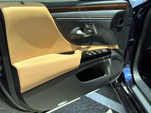 Used 2025 Lexus ES 300h w/ Premium Package FWD image 16