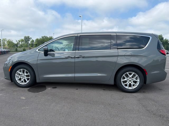 Used 2023 Chrysler Pacifica Touring-L FWD image 14
