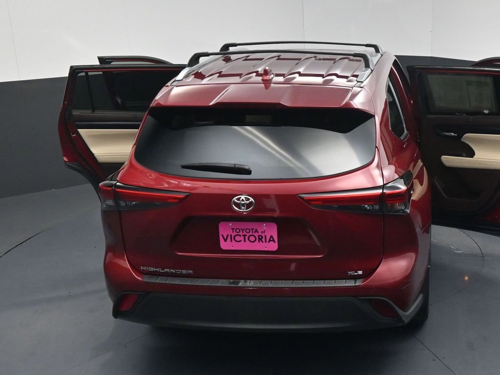 Used 2022 Toyota Highlander XLE FWD image 22