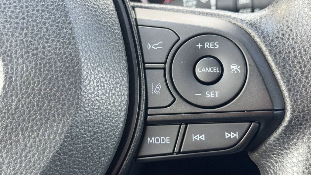 Used 2025 Toyota RAV4 XLE FWD image 20