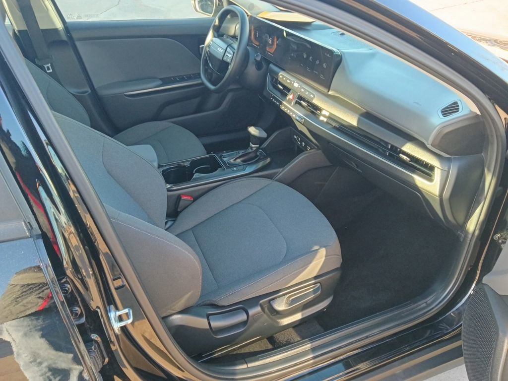 Used 2025 Kia K4 LXS image 11