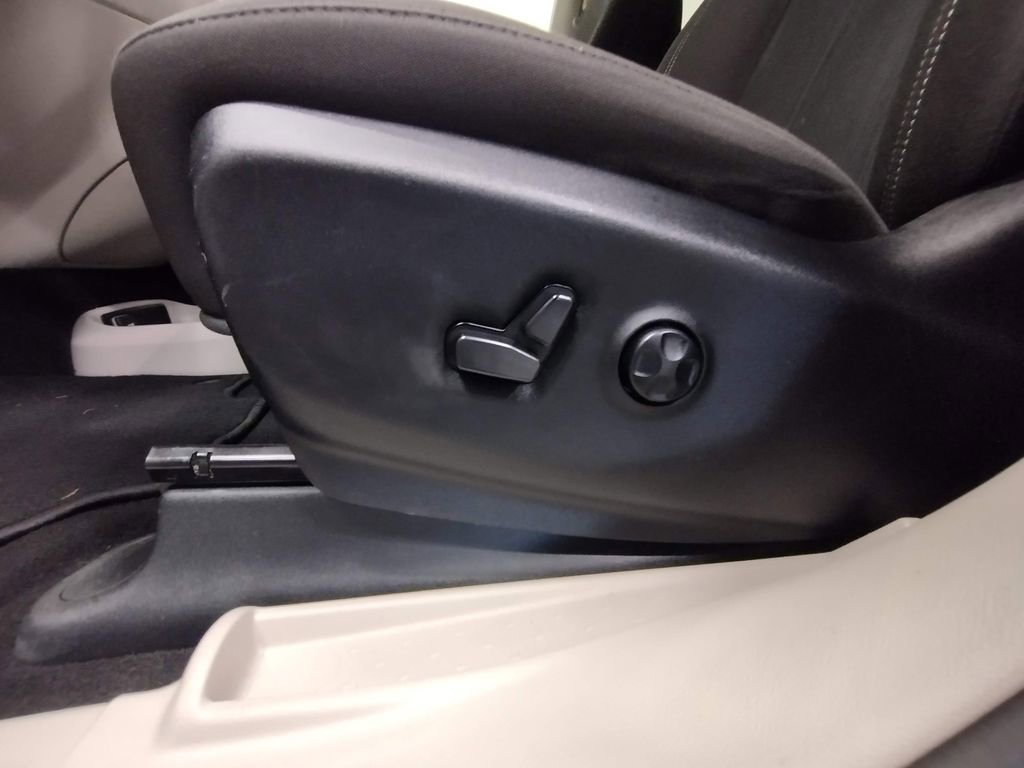 Used 2023 Chrysler Voyager LX image 22