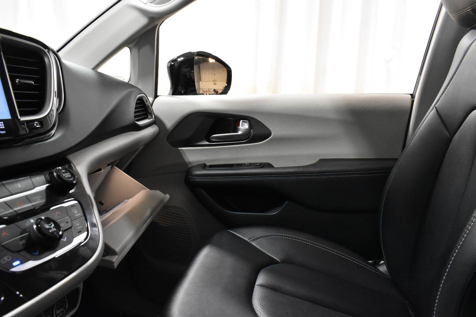 Used 2024 Chrysler Pacifica Touring-L image 20