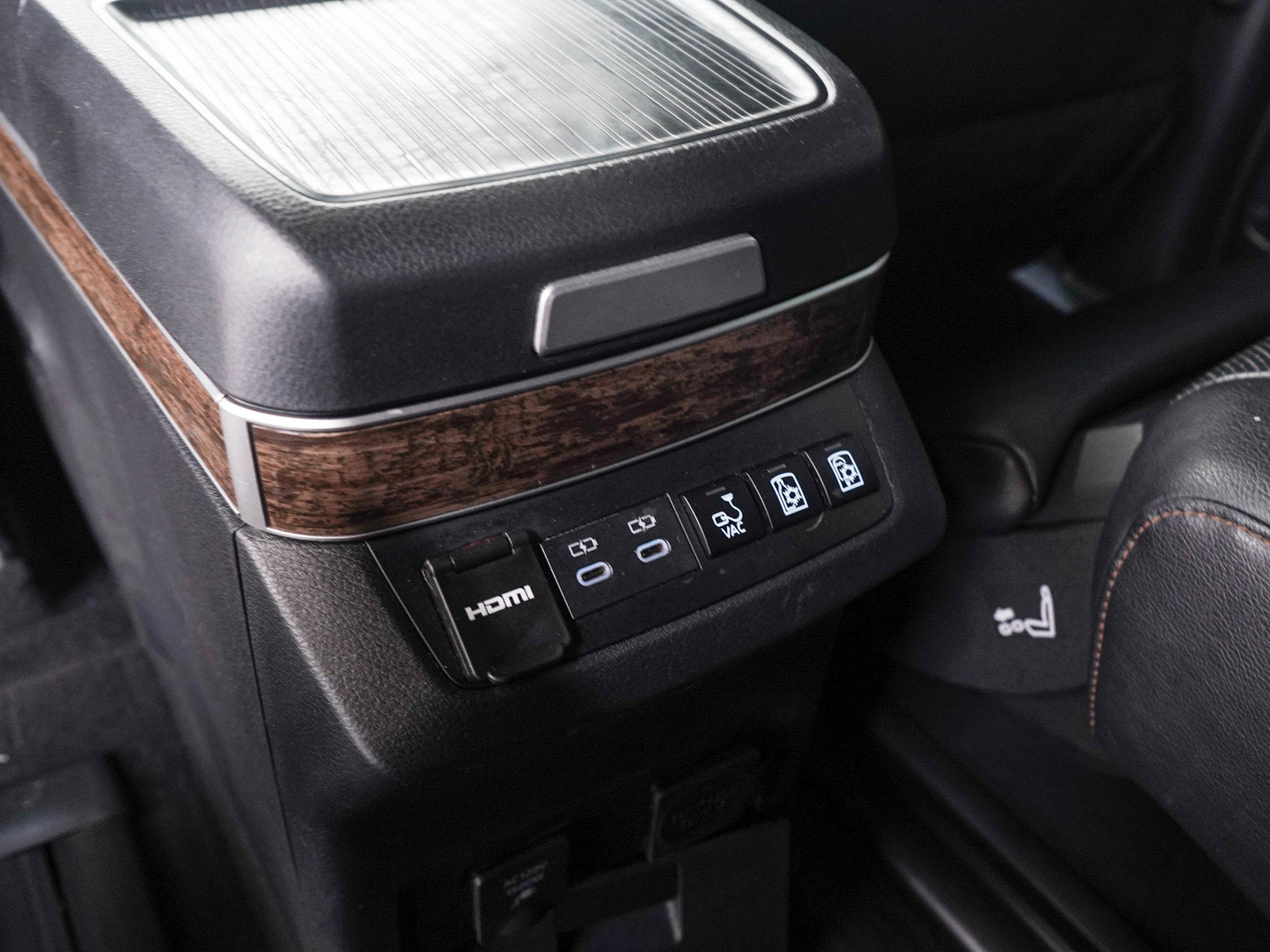 Used 2025 Toyota Sienna Platinum AWD/4WD image 18
