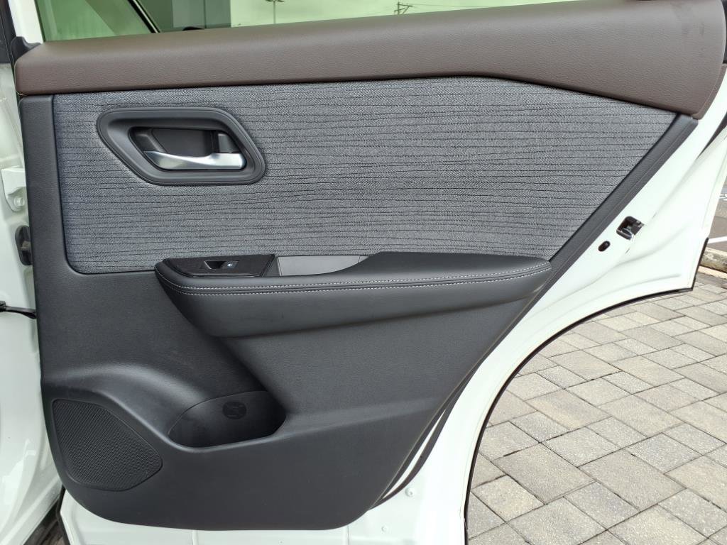 Used 2023 Nissan Rogue SV image 14