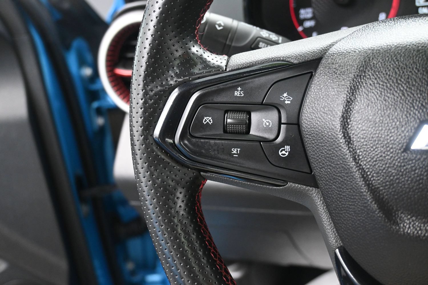 Used 2025 Chevrolet Trax RS w/ Sunroof Package FWD image 20