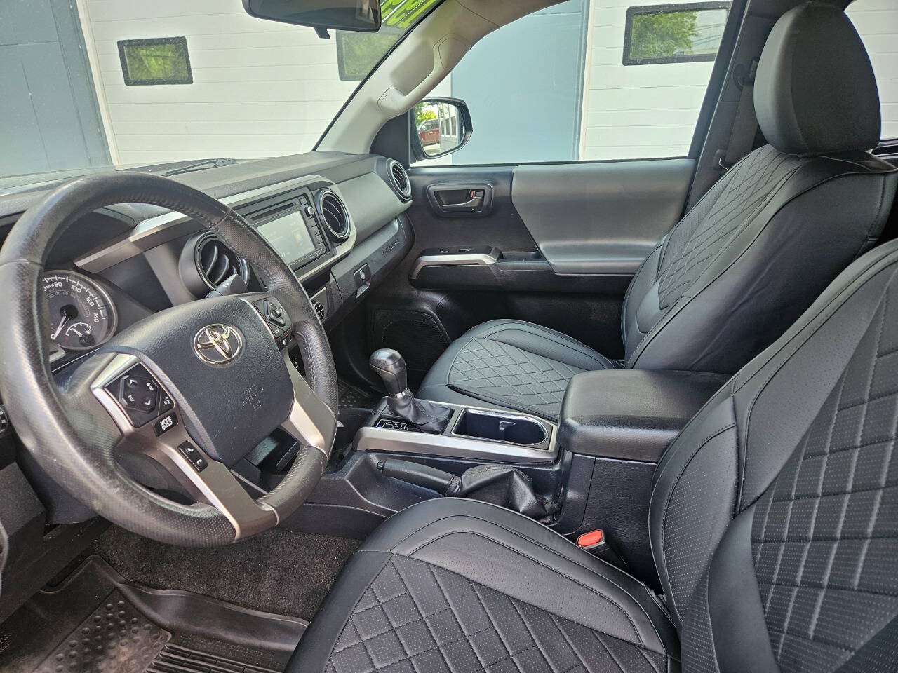 Used 2017 Toyota Tacoma SR5 RWD image 8