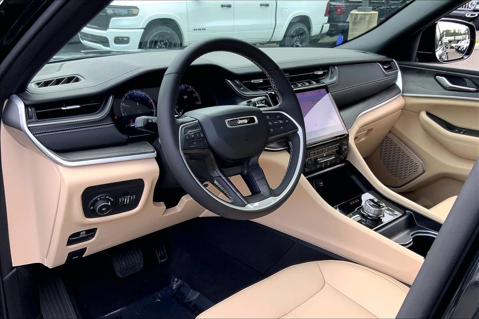 Certified 2025 Jeep Grand Cherokee Limited w/ Black Appearance Package AWD/4WD image 15