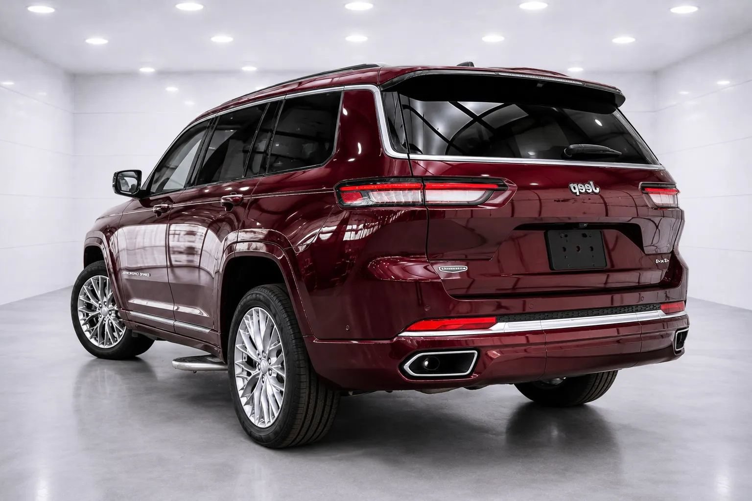 Used 2023 Jeep Grand Cherokee Summit w/ Adv Protech Group IV AWD/4WD image 3