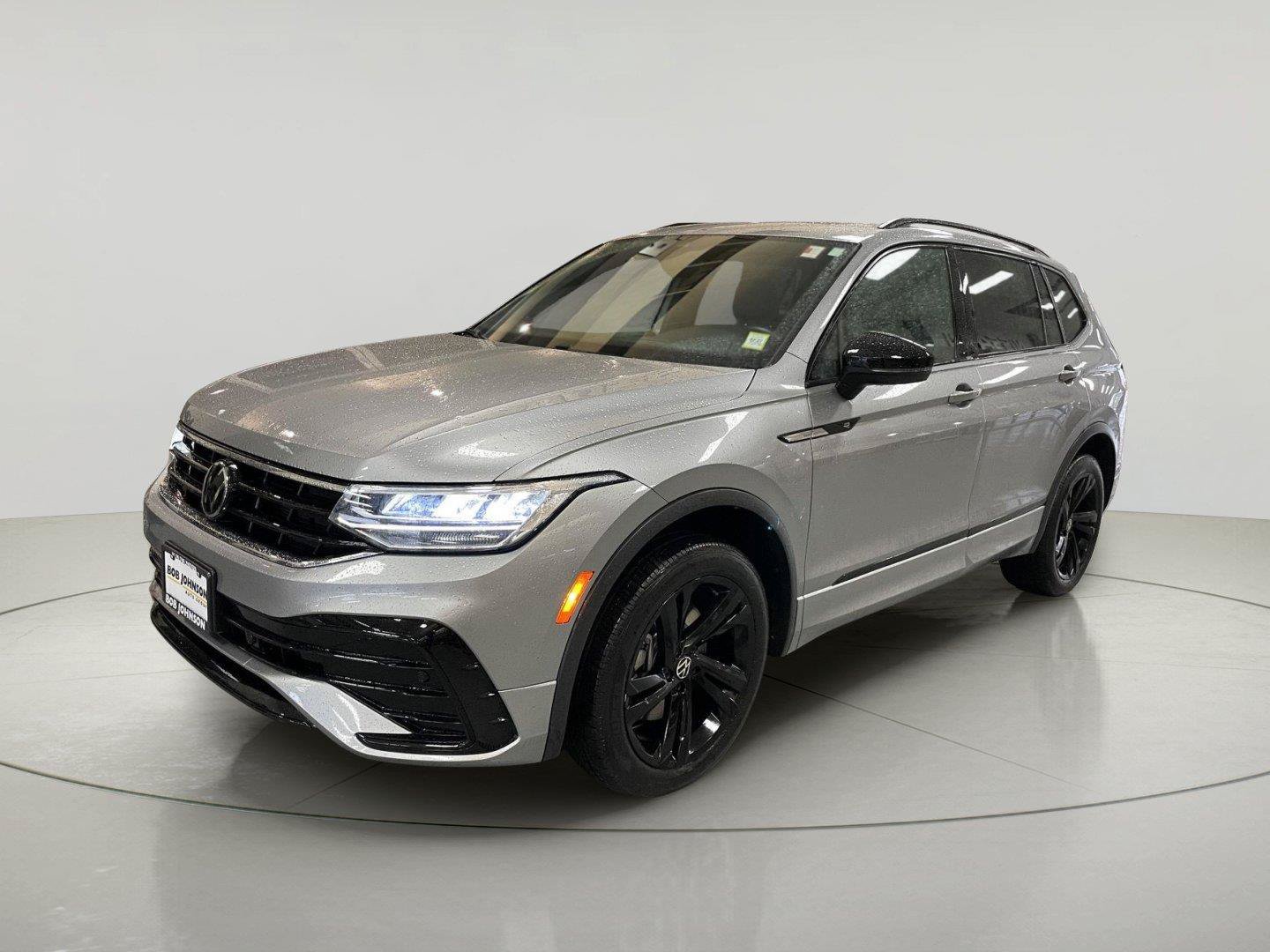 Used 2024 Volkswagen Tiguan SE R-Line AWD/4WD image 3