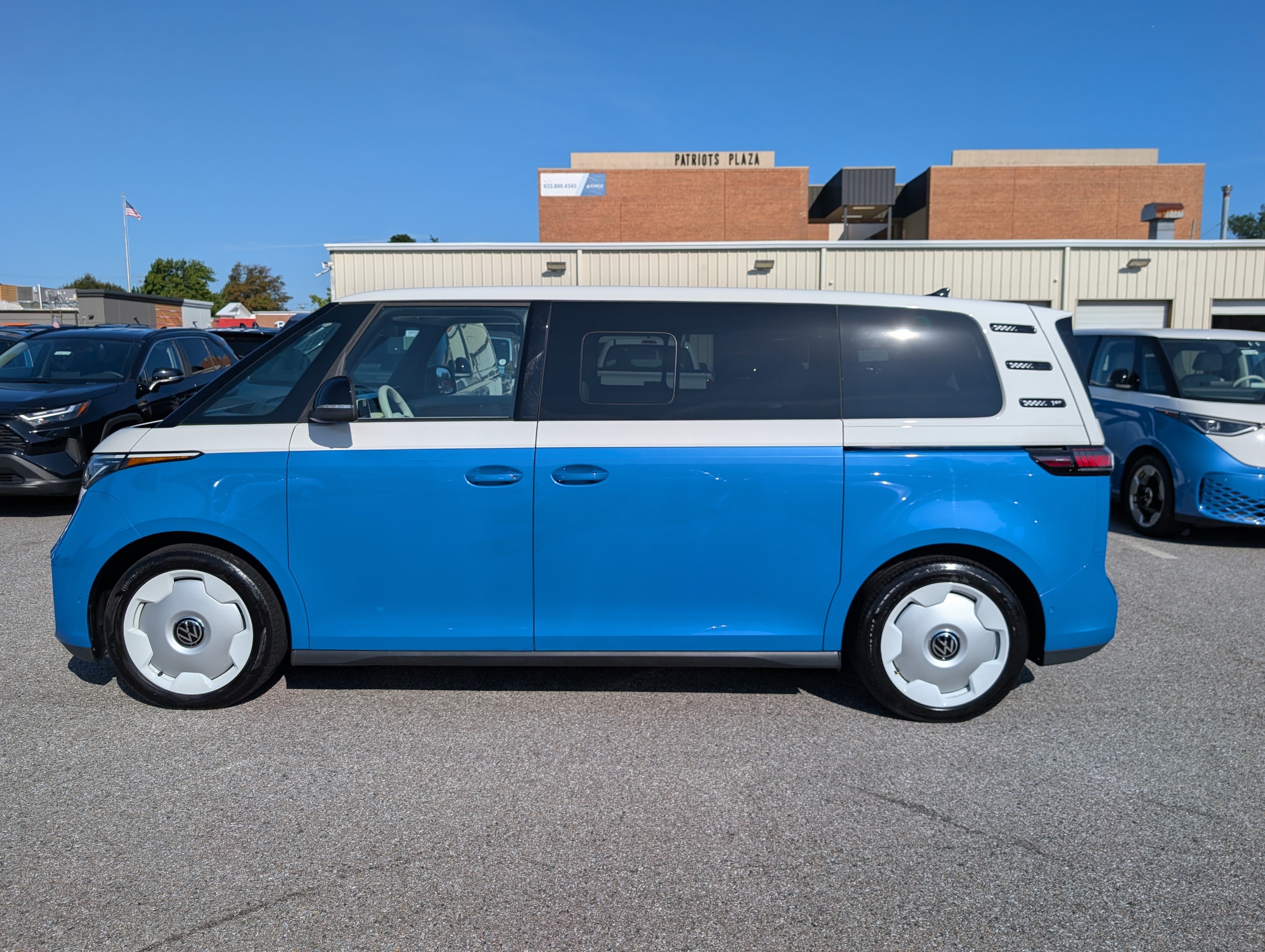Used 2025 Volkswagen ID. Buzz 1st Edition AWD/4WD image 6