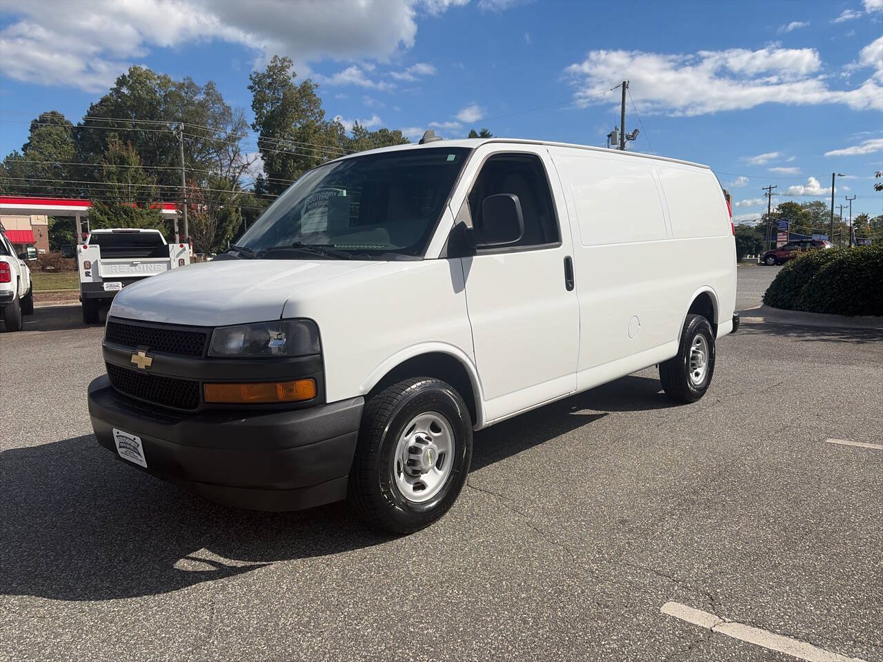Used 2022 Chevrolet Express 2500 w/ Driver Convenience Package RWD image 3